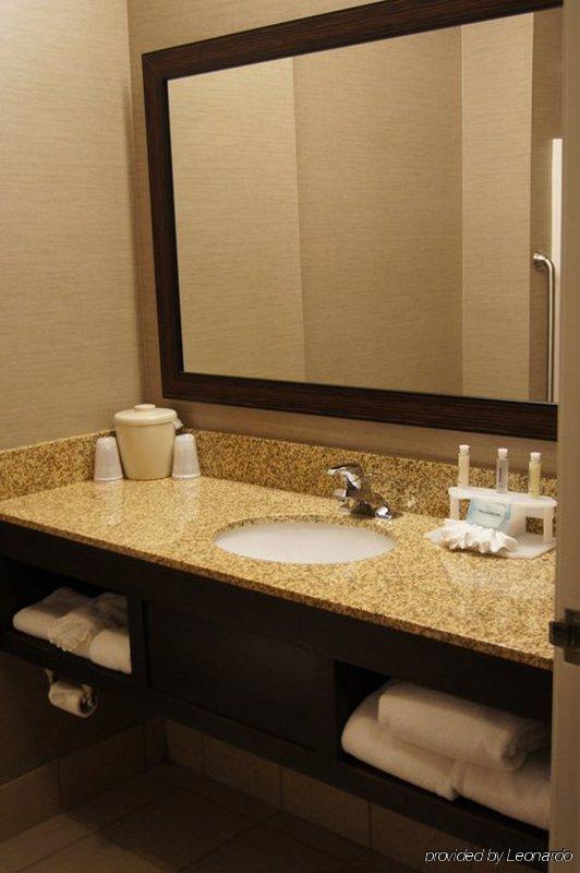 Hotel Express & Buford-mall Of Georgia, An Ihg 3*